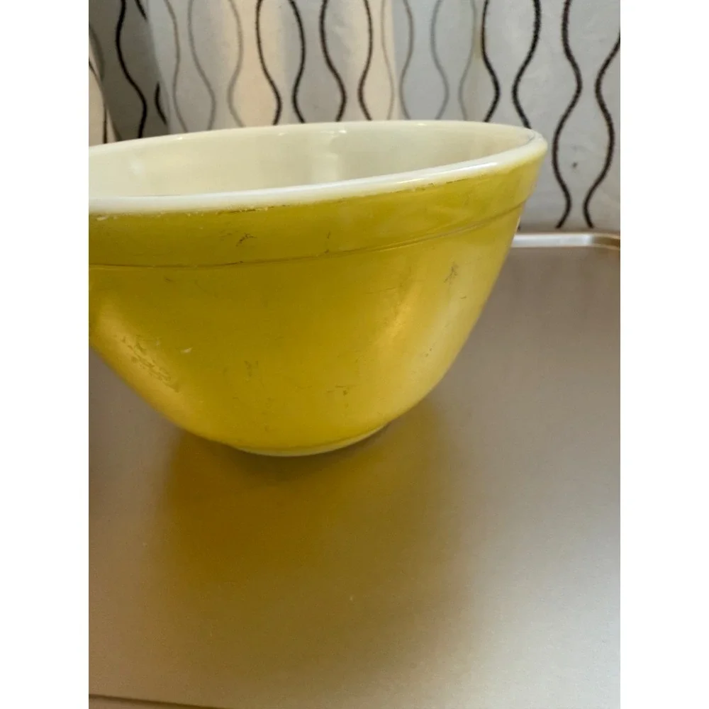 Vintage Pyrex 401 Yellow Chartreuse Mixing Bowl 1.5 PT MCM